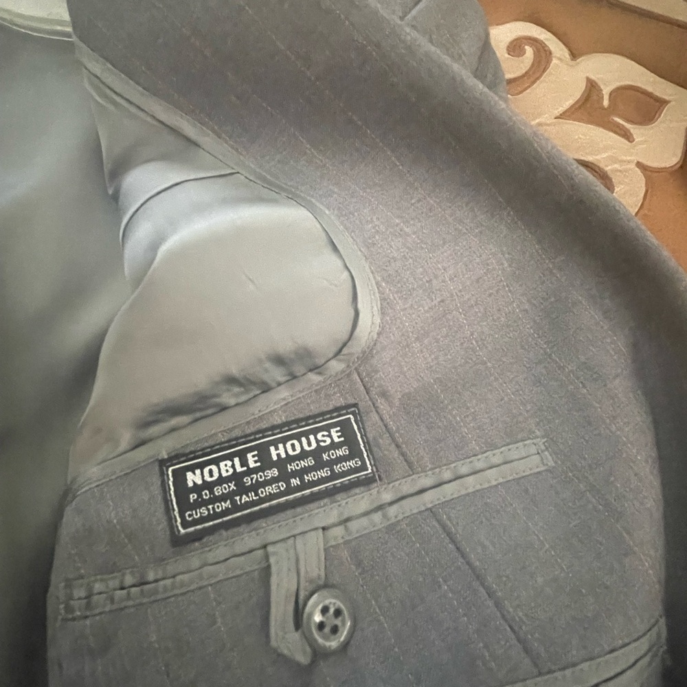 Elegant Charcoal Double-Breasted Suit - Picture 2 of 2